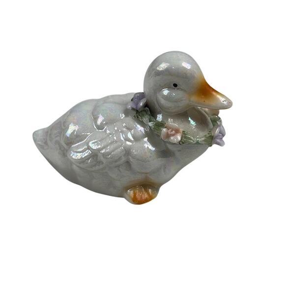 Lot of 3 Iridescent Porcelain Duck Figurines with Flower Wreaths - Picture 5 of 12
